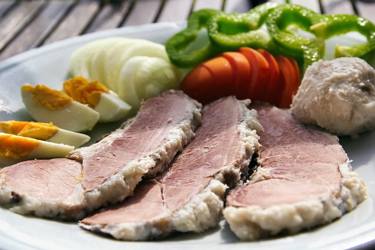 Narezek iz tünke na krožniku z okrasjem