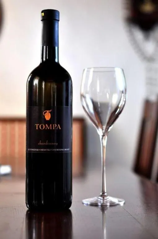 Steklenica domačega vina in kozarca